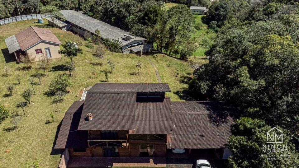 CHÁCARA ENCANTADORA ENTRE CURITIBA E CAMPO LARGO COM BENFEITORIAS