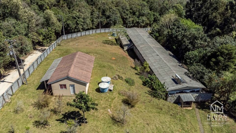 CHÁCARA ENCANTADORA ENTRE CURITIBA E CAMPO LARGO COM BENFEITORIAS