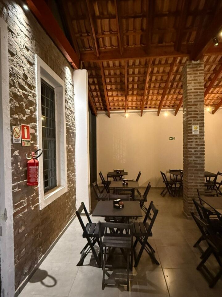 Hamburgueria artesanal na brasa com salão e delivery