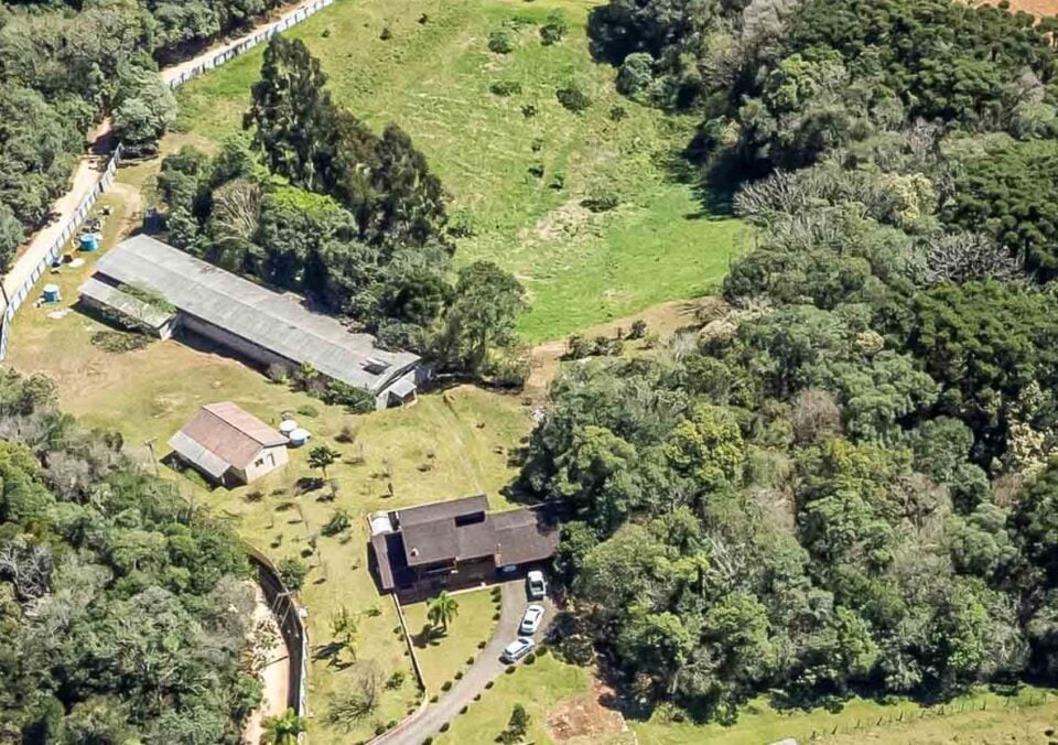 CHÁCARA ENCANTADORA ENTRE CURITIBA E CAMPO LARGO COM BENFEITORIAS