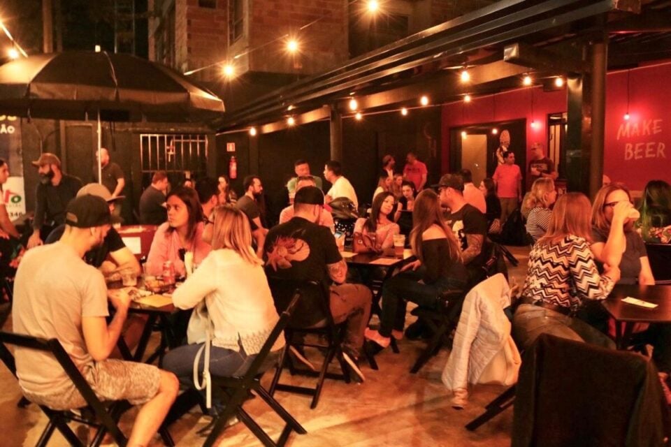 VENDE-SE PONTO COMERCIAL COM BAR / LANCHONETE NO PORTÃO EM CURITIBA/PARA