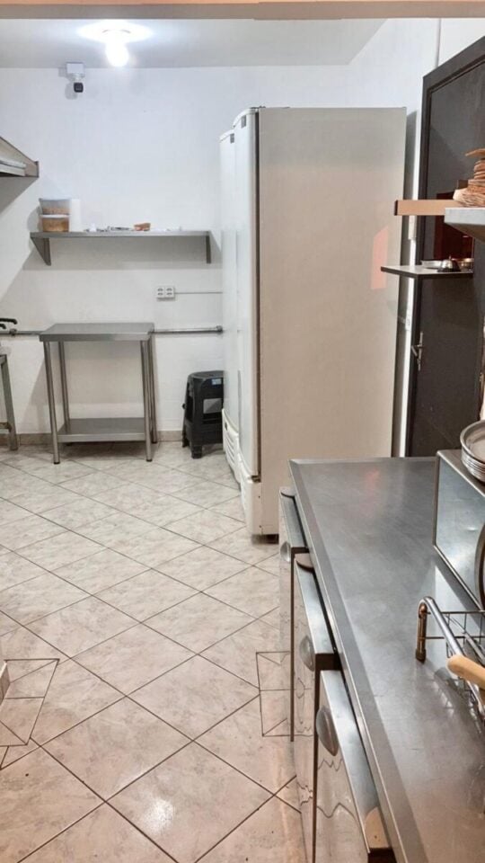 VENDE-SE PONTO COMERCIAL COM BAR / LANCHONETE NO PORTÃO EM CURITIBA/PARA