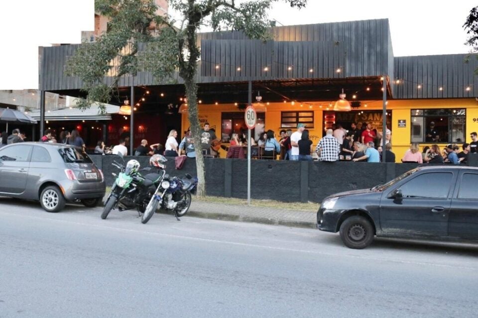 VENDE-SE PONTO COMERCIAL COM BAR / LANCHONETE NO PORTÃO EM CURITIBA/PARA