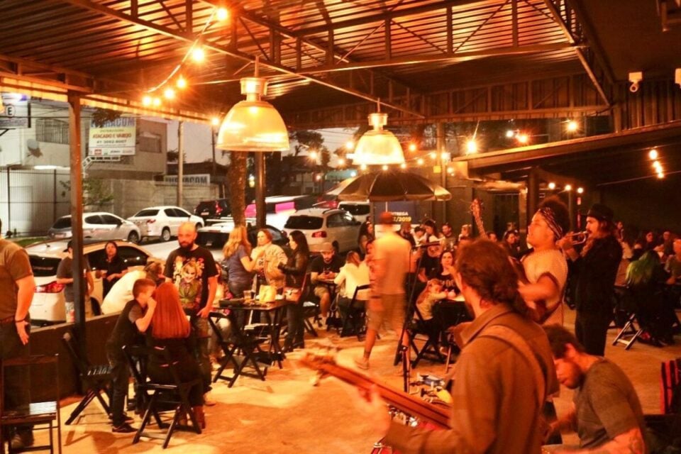 VENDE-SE PONTO COMERCIAL COM BAR / LANCHONETE NO PORTÃO EM CURITIBA/PARA