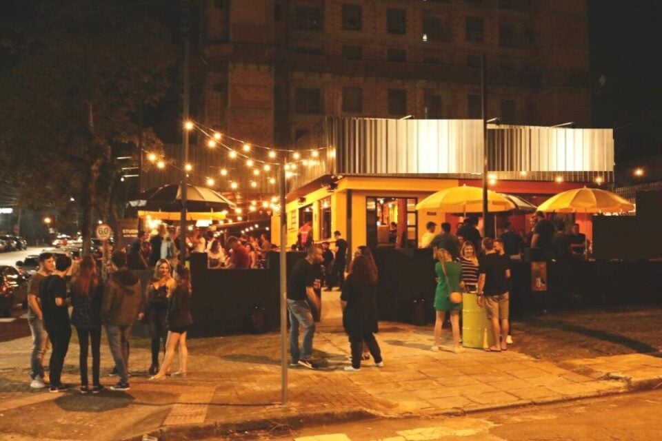 VENDE-SE PONTO COMERCIAL COM BAR / LANCHONETE NO PORTÃO EM CURITIBA/PARA