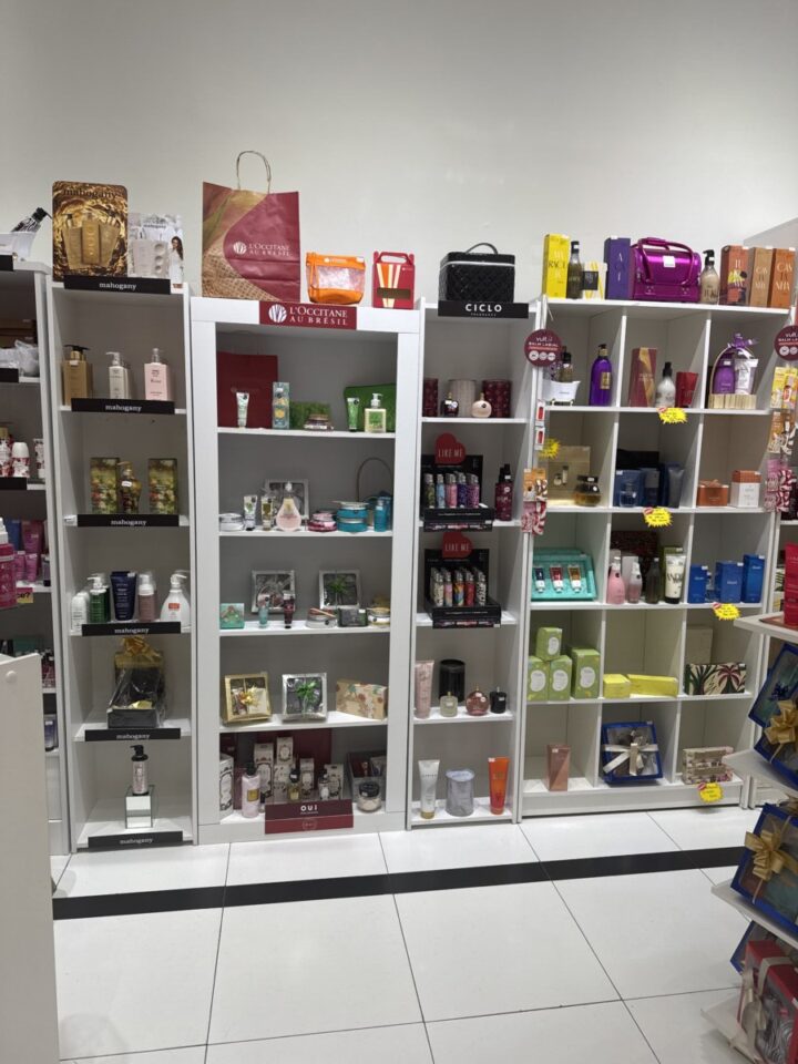 Vendo loja cosméticos completa