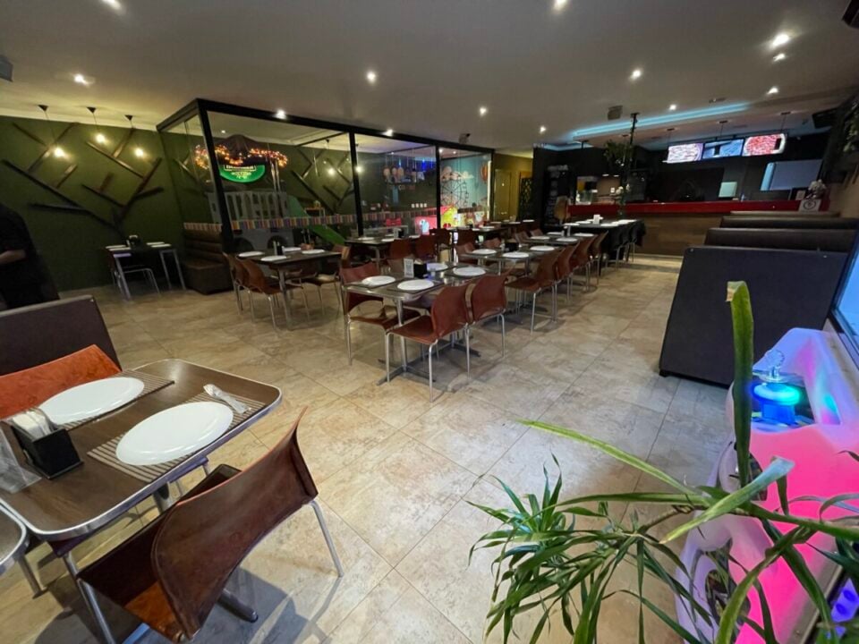 PIZZARIA COMPLETA À VENDA — PORTEIRA FECHADA