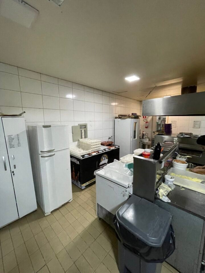 PIZZARIA COMPLETA À VENDA — PORTEIRA FECHADA