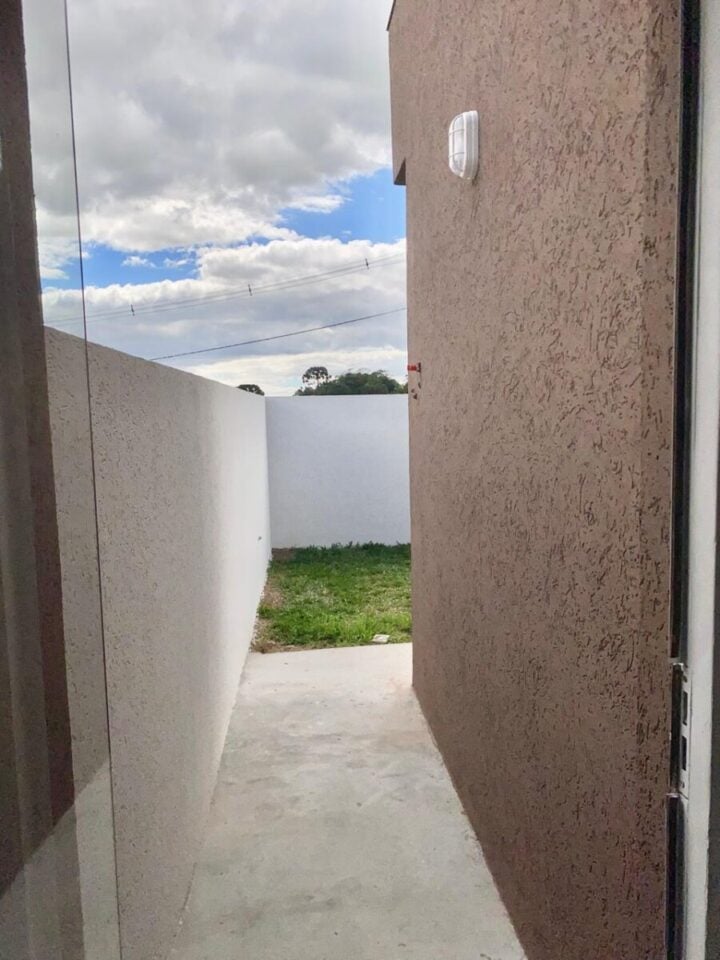 Casa nova, 3 quartos, uma suíte, quintal em Campo Largo / Paraná