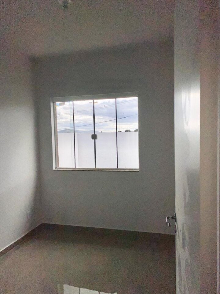 Casa nova, 3 quartos, uma suíte, quintal em Campo Largo / Paraná