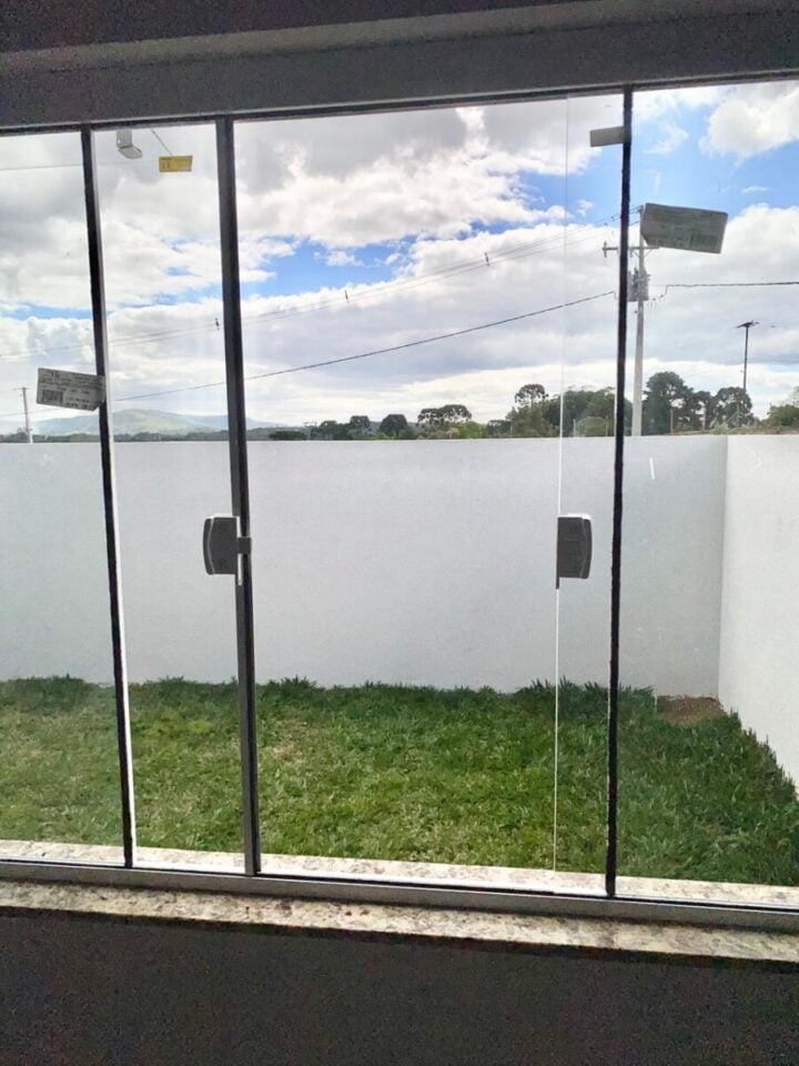 Casa nova, 3 quartos, uma suíte, quintal em Campo Largo / Paraná