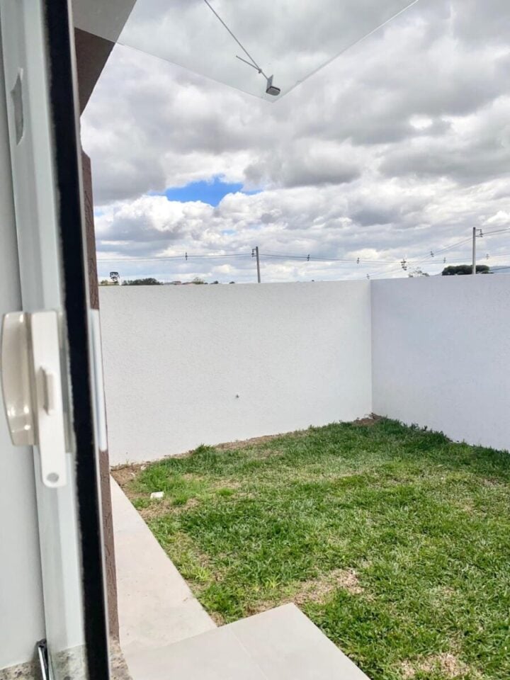 Casa nova, 3 quartos, uma suíte, quintal em Campo Largo / Paraná