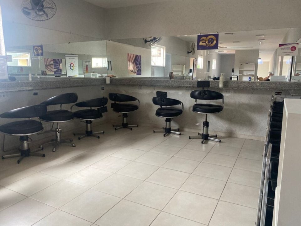 Vendo equipamentos de Escola da Beleza – Salão