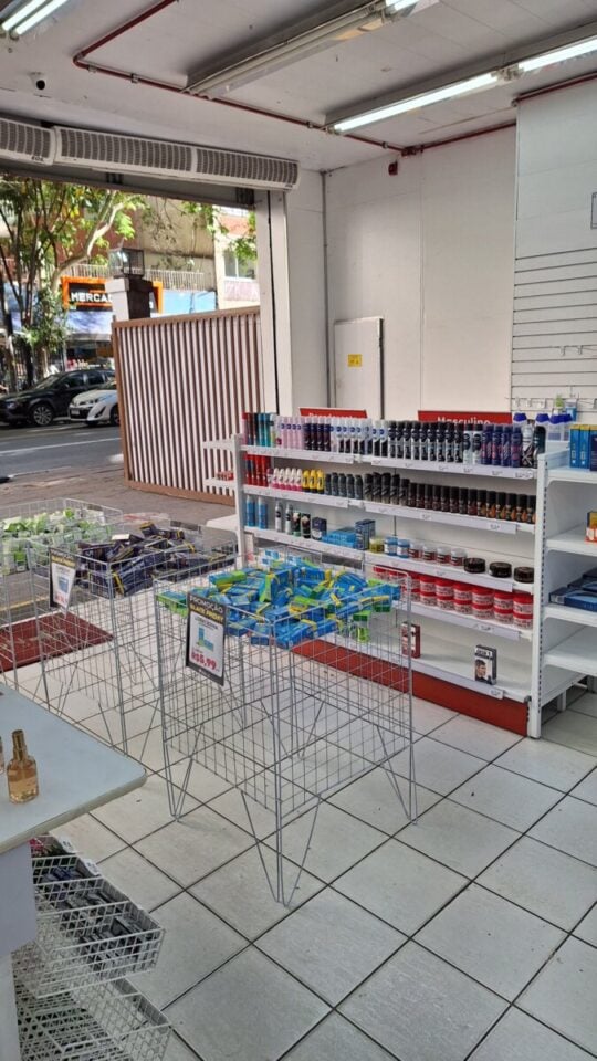 Vende – se Drogaria