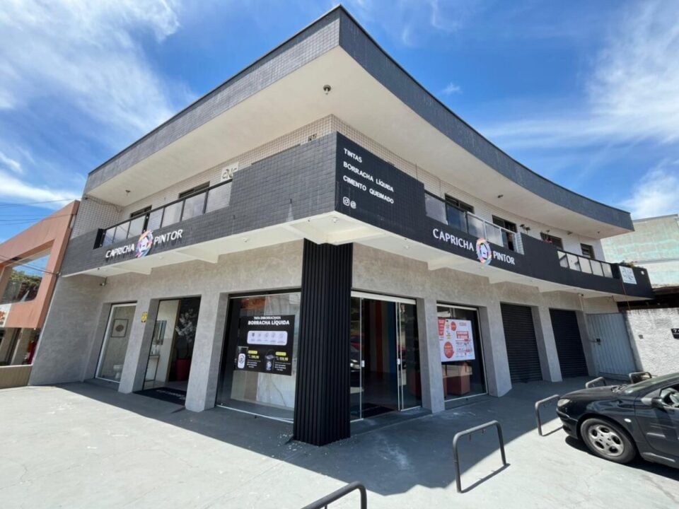 LOJA de tintas, revestimentos e serviço EM FUNCIONAMENTO