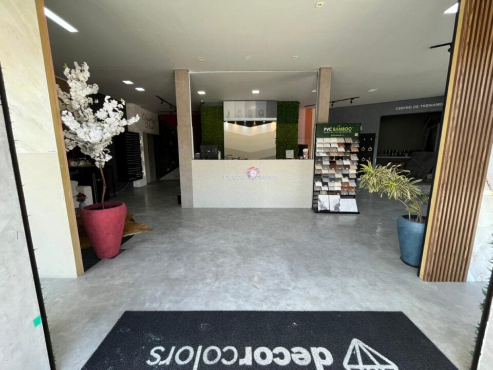 LOJA de tintas, revestimentos e serviço EM FUNCIONAMENTO