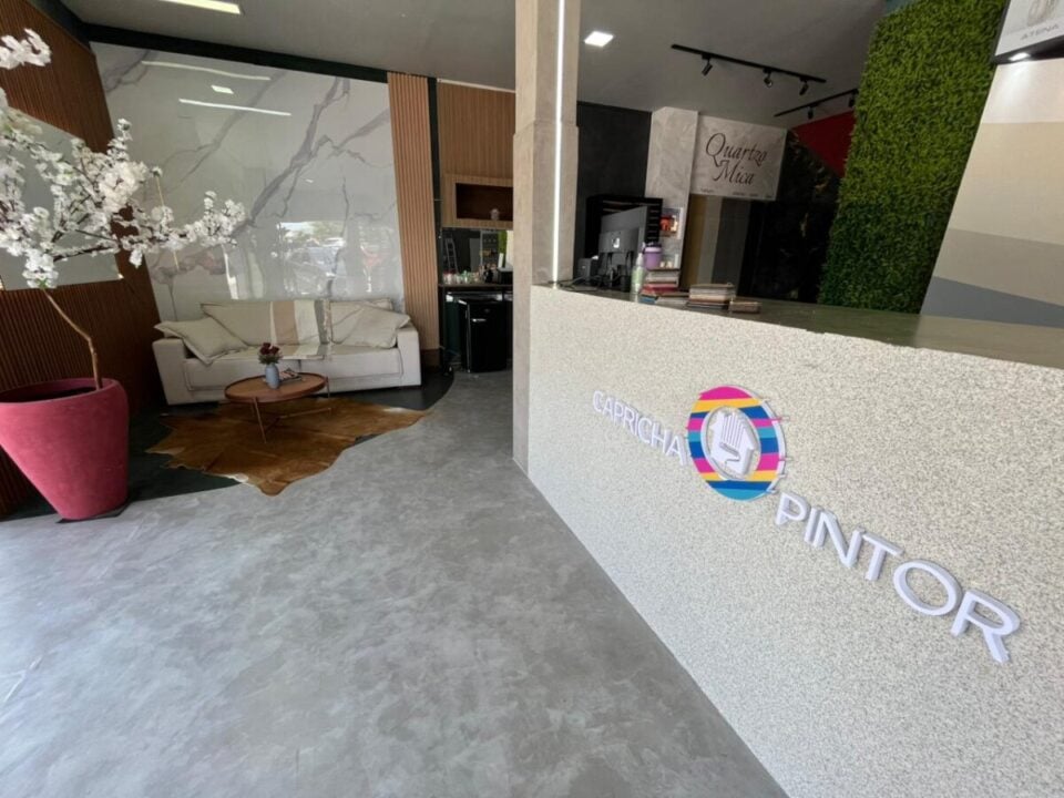 LOJA de tintas, revestimentos e serviço EM FUNCIONAMENTO