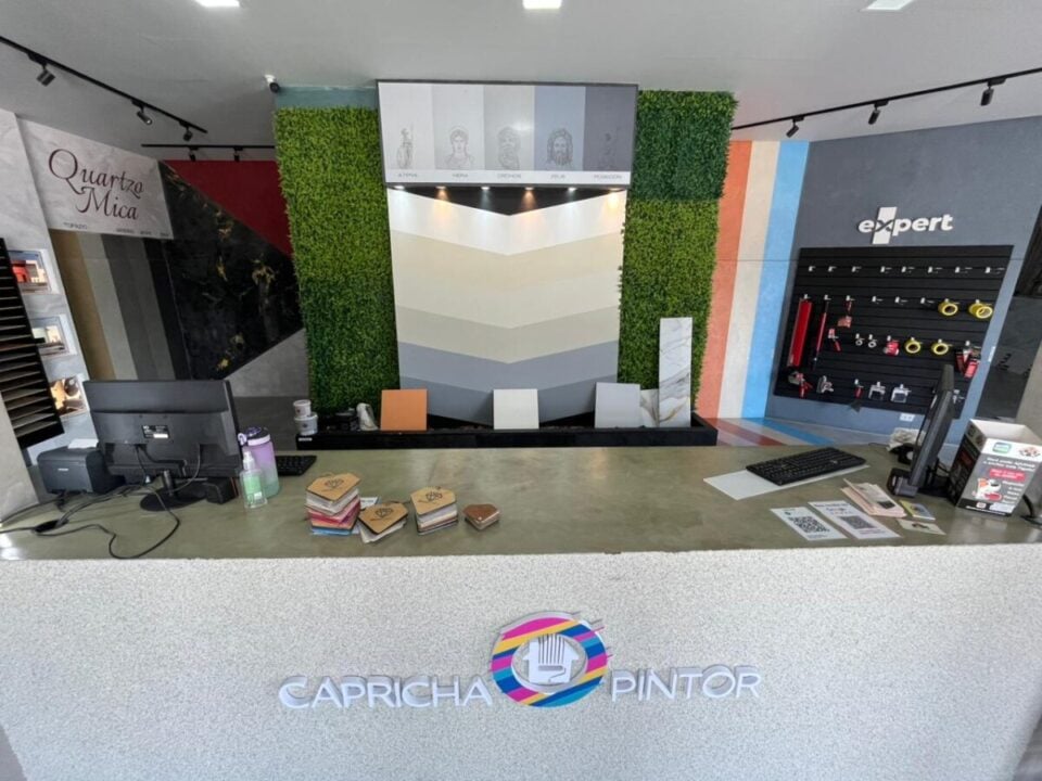 LOJA de tintas, revestimentos e serviço EM FUNCIONAMENTO