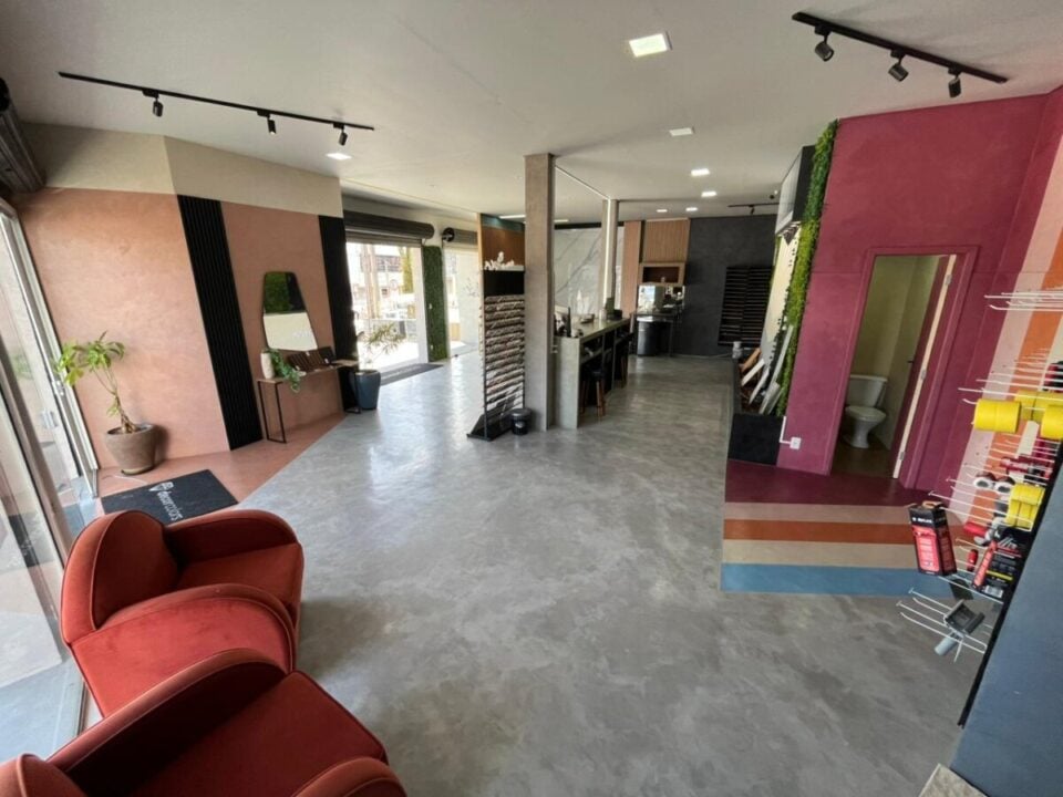 LOJA de tintas, revestimentos e serviço EM FUNCIONAMENTO