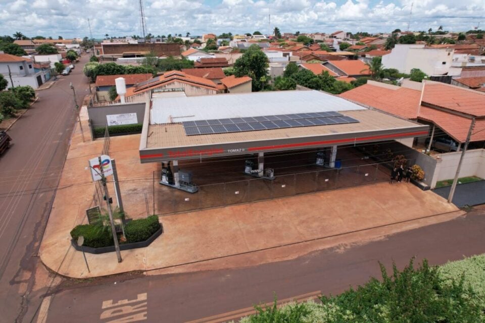 Posto de Gasolina a venda perto da BR-452  casa no fundo