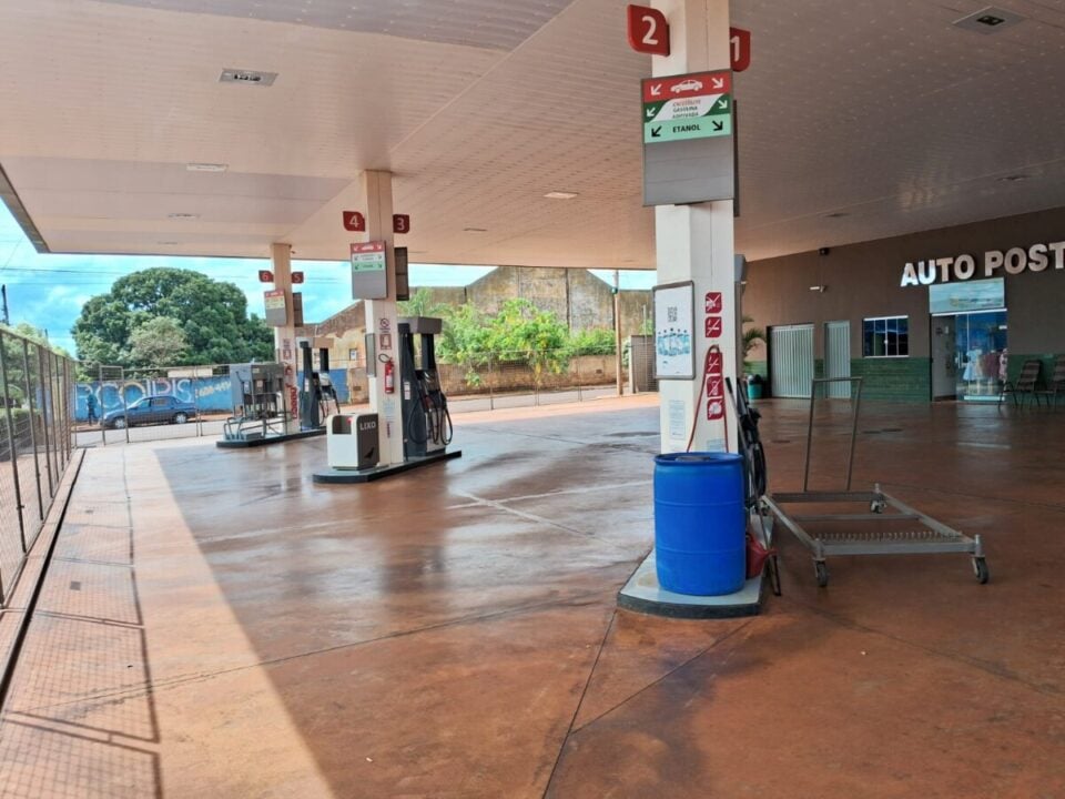 Posto de Gasolina a venda perto da BR-452  casa no fundo