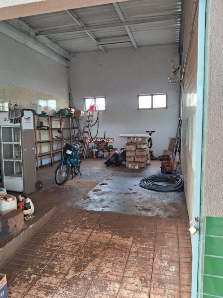 Posto de Gasolina a venda perto da BR-452  casa no fundo