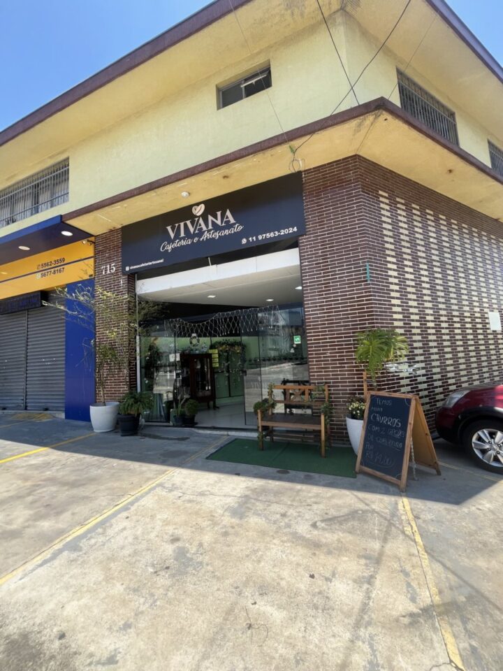Cafeteria com presentes e flores