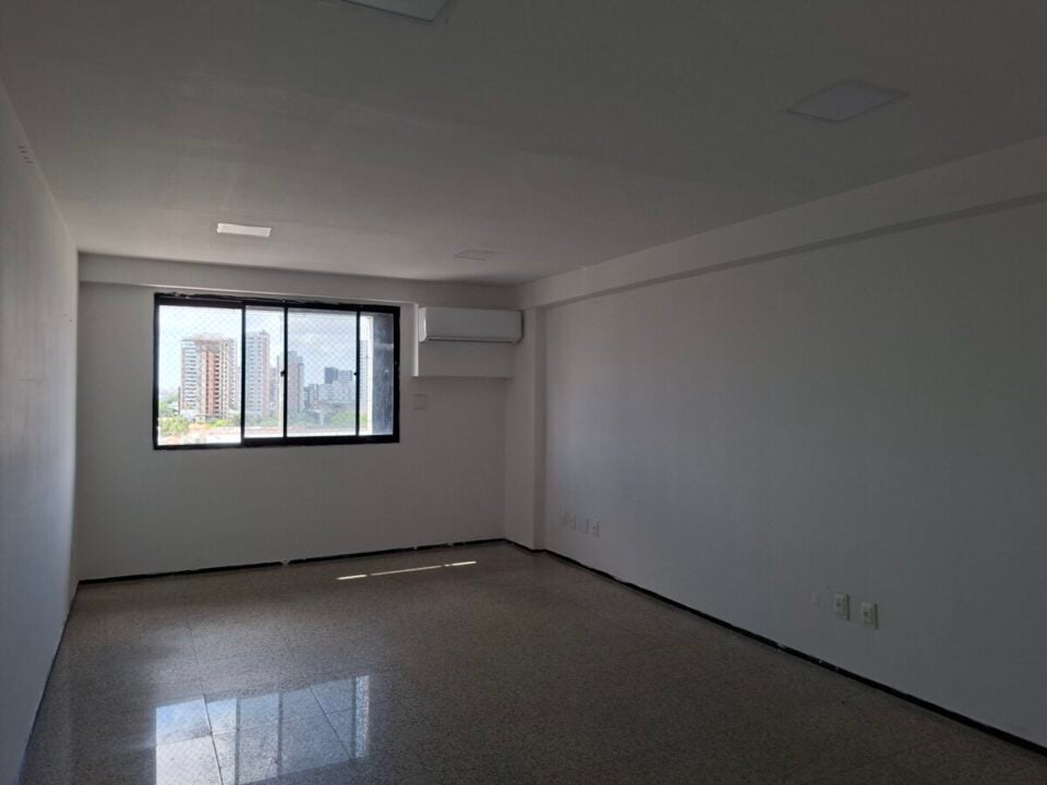 Ótima Sala Comercial no Juridical Center