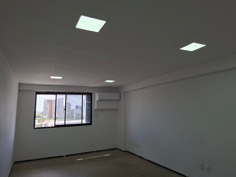 Ótima Sala Comercial no Juridical Center