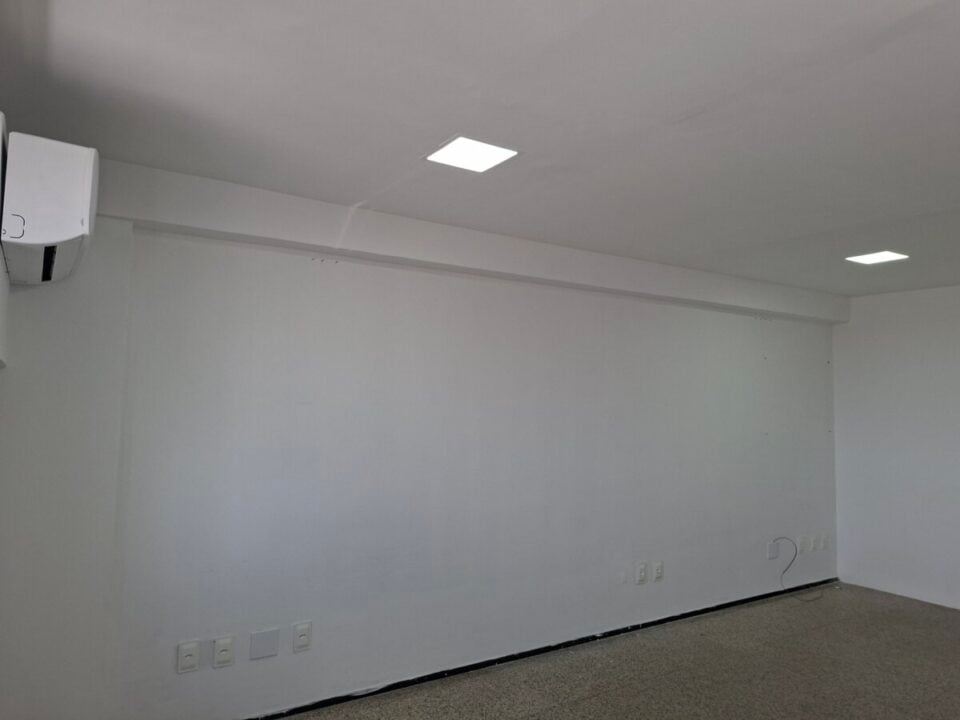 Ótima Sala Comercial no Juridical Center