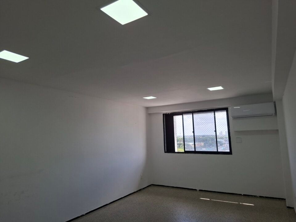 Ótima Sala Comercial no Juridical Center