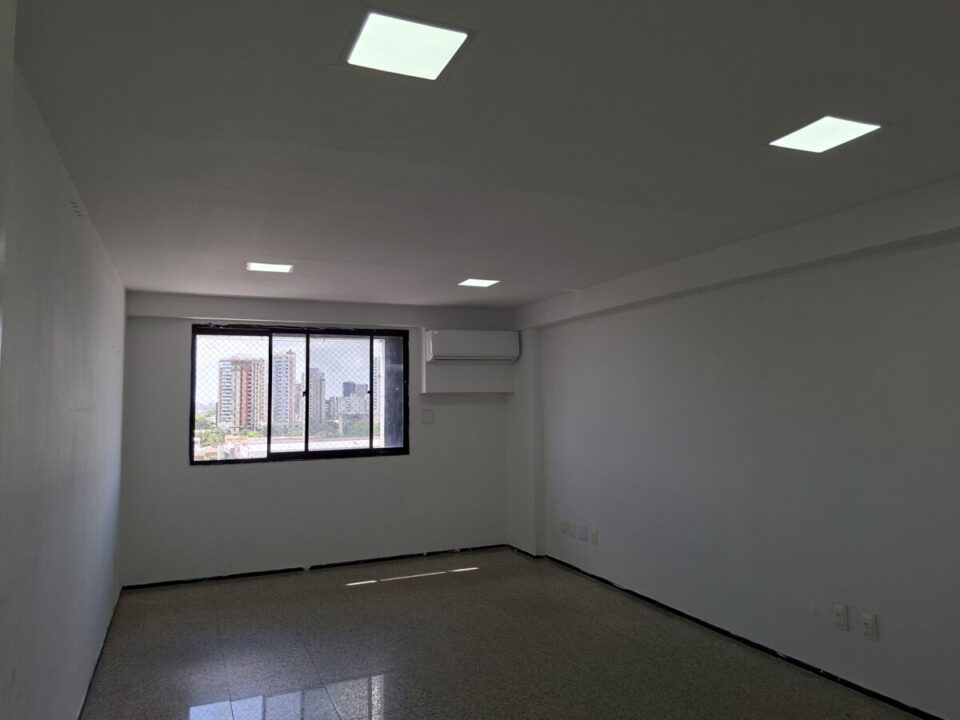 Ótima Sala Comercial no Juridical Center