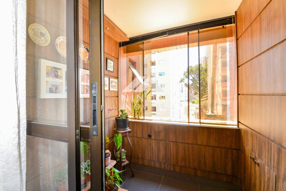 APARTAMENTO COM CHURRASQUEIRA, 2 VAGAS, SACADA, IMPECÁVEL, ENSOLARADO NO BI