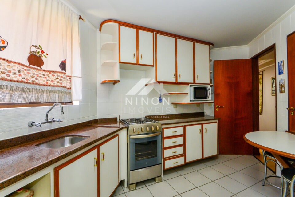 APARTAMENTO COM CHURRASQUEIRA, 2 VAGAS, SACADA, IMPECÁVEL, ENSOLARADO NO BI