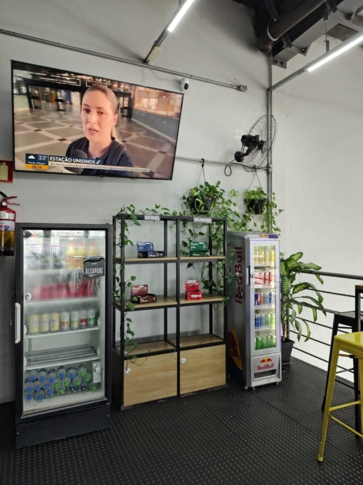 CAFETERIA DENTRO DE UMA ACADEMIA