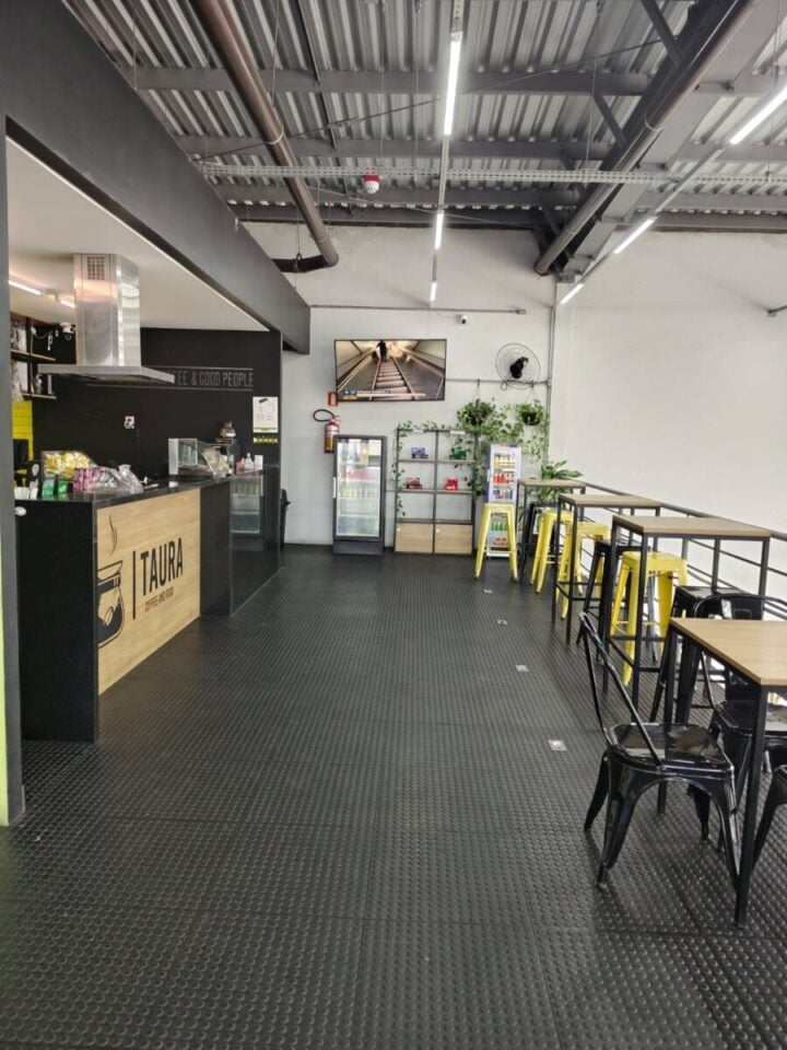 CAFETERIA DENTRO DE UMA ACADEMIA