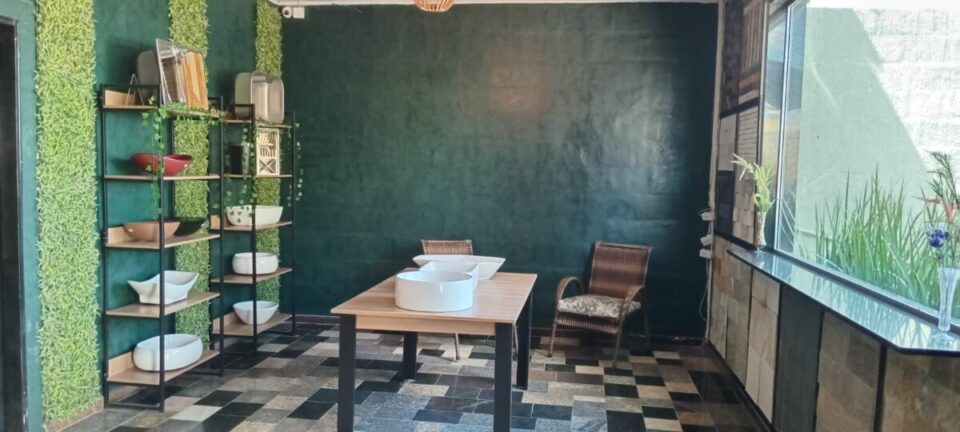 Marmoraria em pleno funcionamento porteira fechada