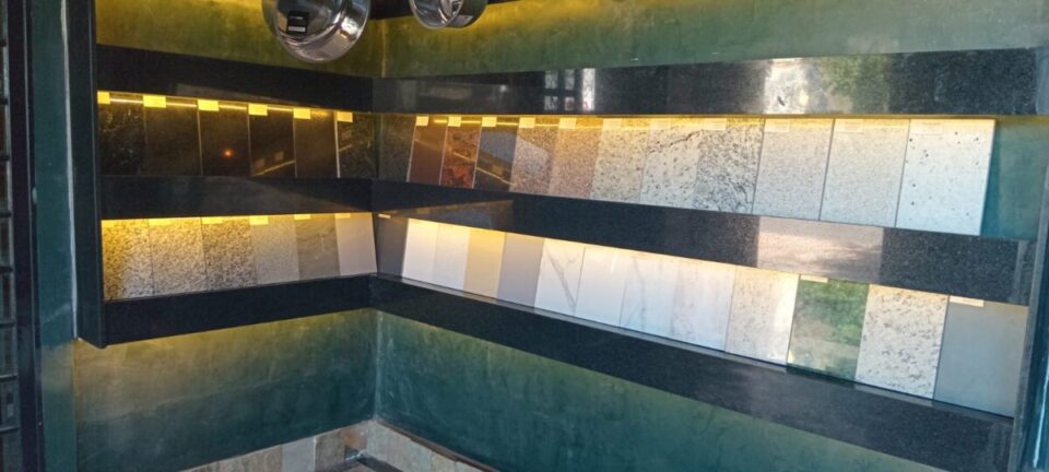 Marmoraria em pleno funcionamento porteira fechada