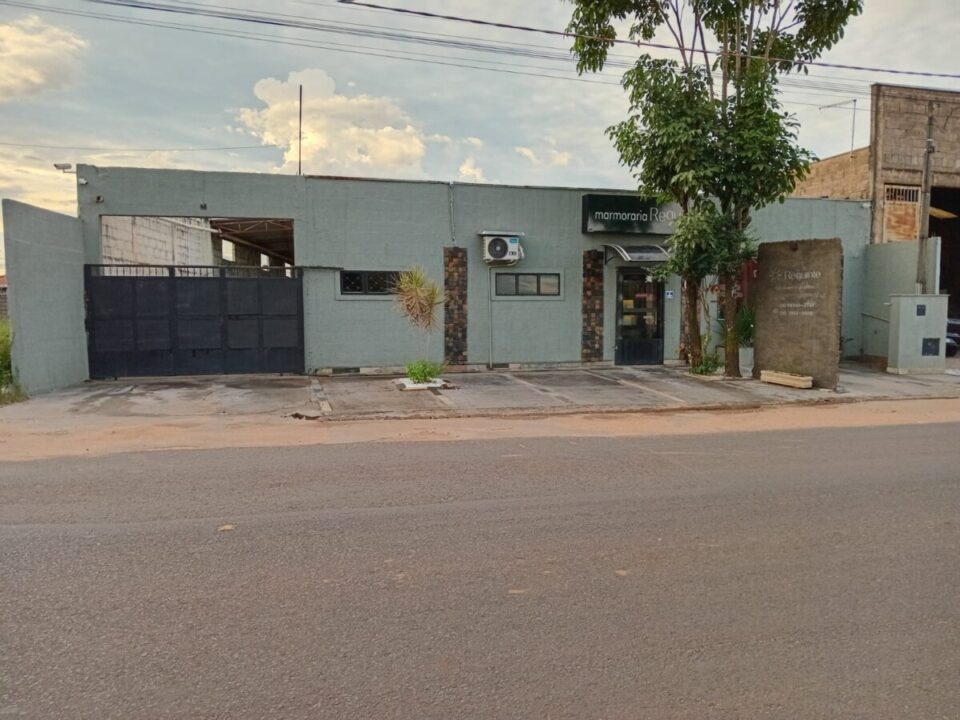 Marmoraria em pleno funcionamento porteira fechada