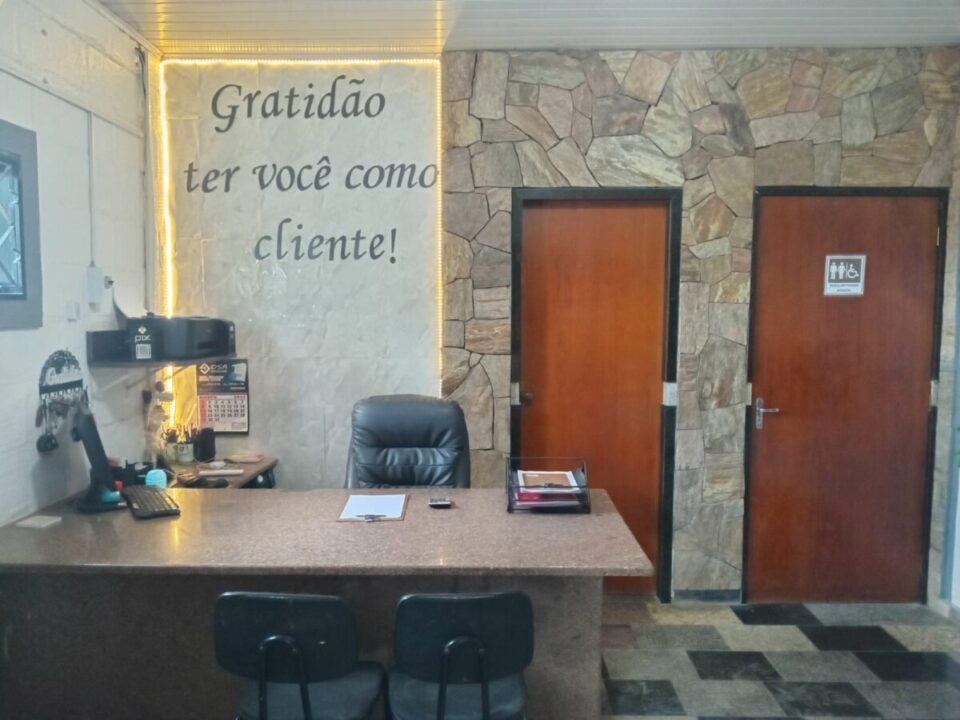 Marmoraria em pleno funcionamento porteira fechada