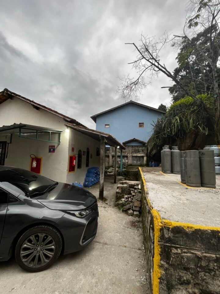 Vendo depósito de gás na costa verde