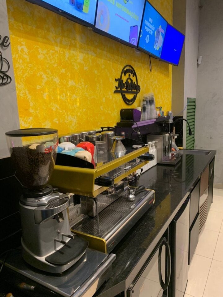 CAFETERIA COMPLETA E PRONTA PARA OPERAR