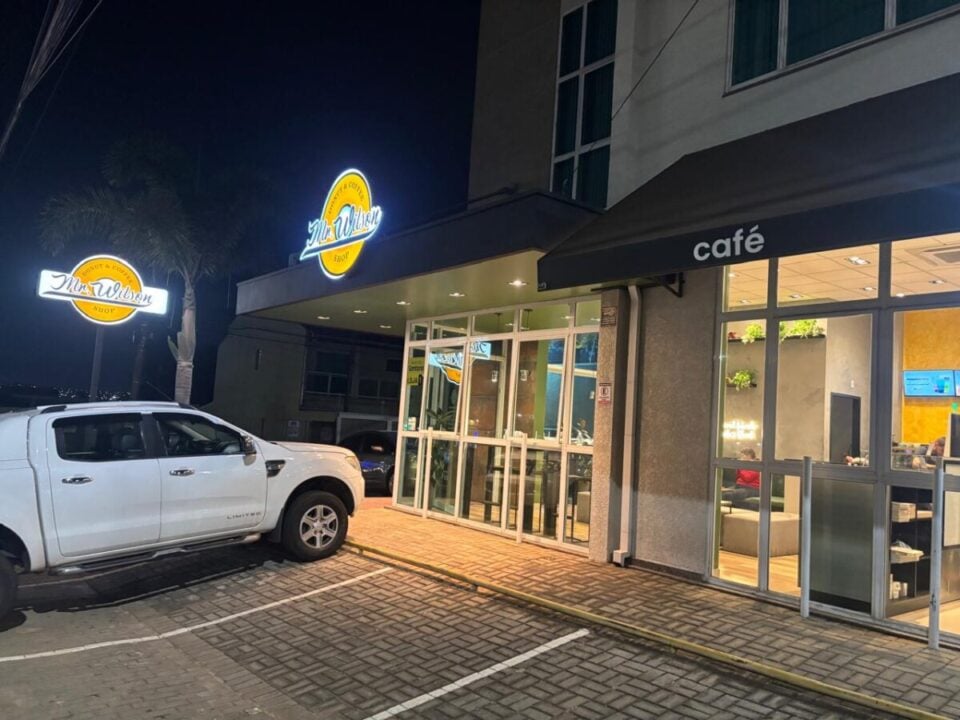 CAFETERIA COMPLETA E PRONTA PARA OPERAR