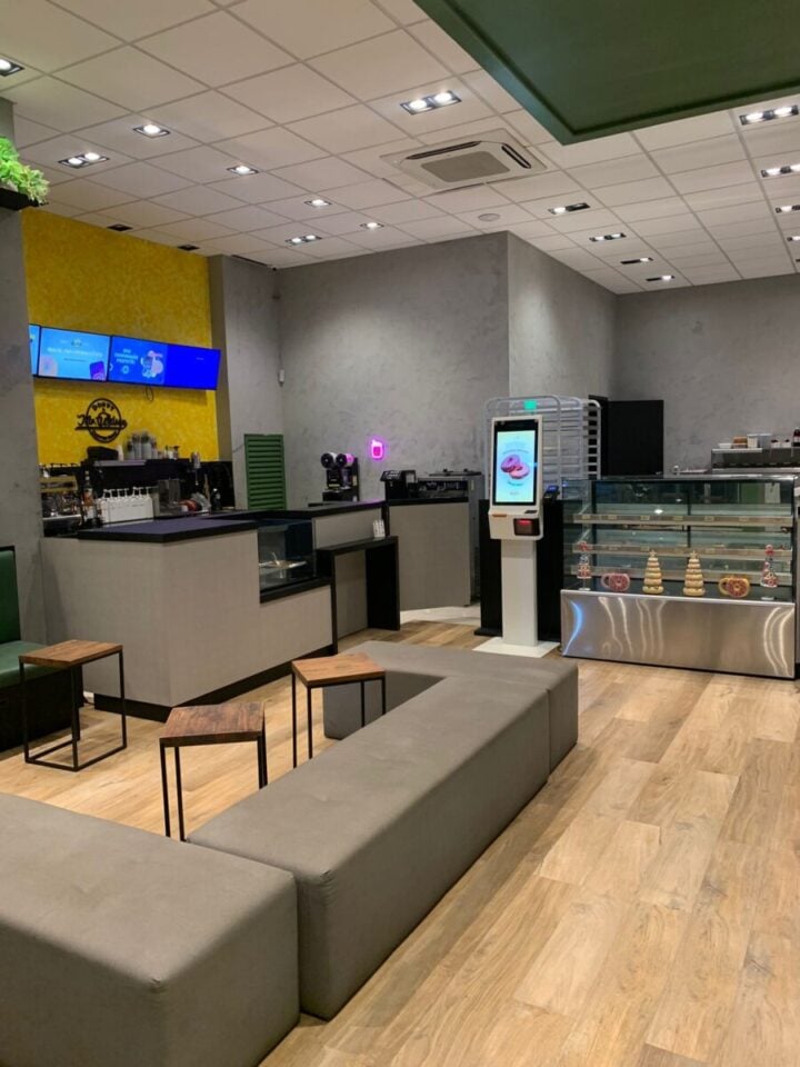 CAFETERIA COMPLETA E PRONTA PARA OPERAR