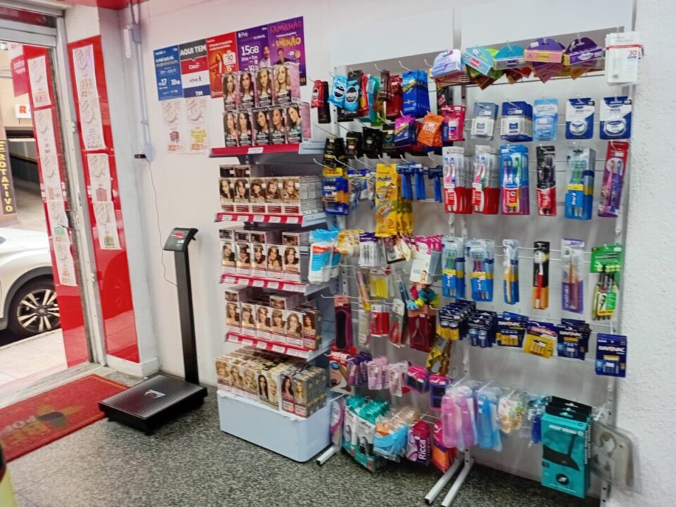 VENDE-SE FARMÁCIA COMPLETA E FUNCIONANDO