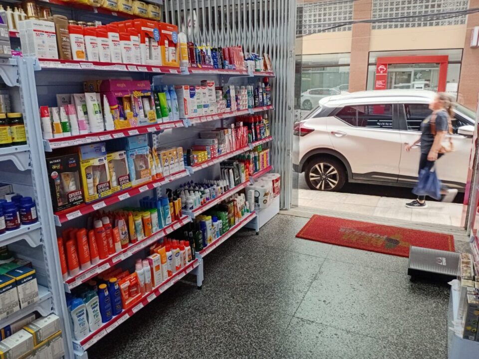 VENDE-SE FARMÁCIA COMPLETA E FUNCIONANDO