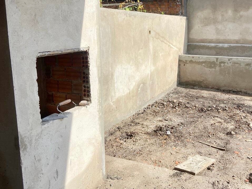 SOBRADO NOVO, 3 QUARTOS, 1 SUÍTE, SACADA, JARDIM E QUINTAL EM CAMPO LARGO