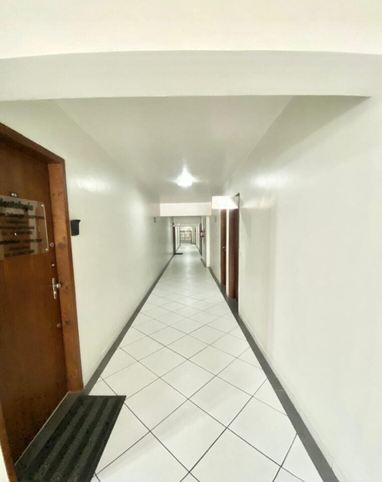 SALA COMERCIAL NO CENTRO DE CURITIBA 35 M² REFORMADA
