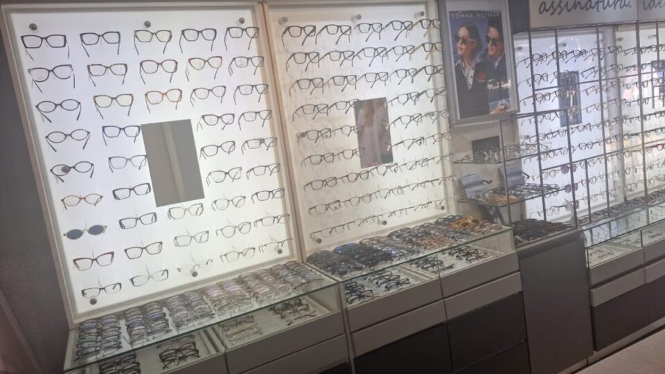 Vendo instalações de ótica, com equipamentos e armações