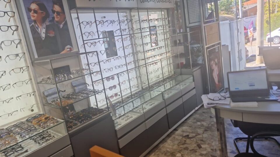 Vendo instalações de ótica, com equipamentos e armações